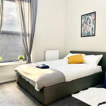 Free, Large Car Park Apartment Wakefield Luaran gambar